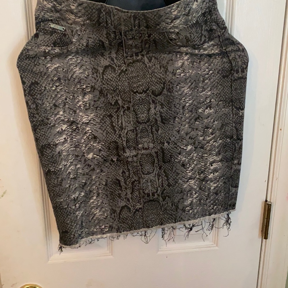 Boutique grey and black snack print skirt